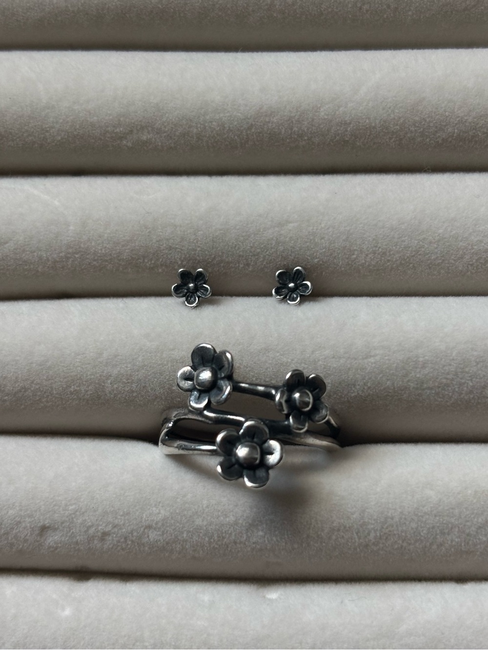 RARE RETIRED James Avery Sterling Silver Floral Matching Ring & Earring Set - Picture 2 of 10